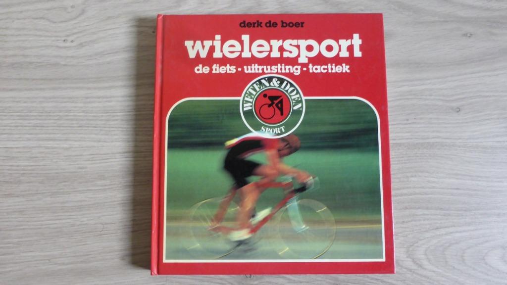 Wielersport: de fiets - uitrusting - tactiek, Boeken, Ophalen of Verzenden, Gelezen, Derk De Boer, Lopen en Fietsen