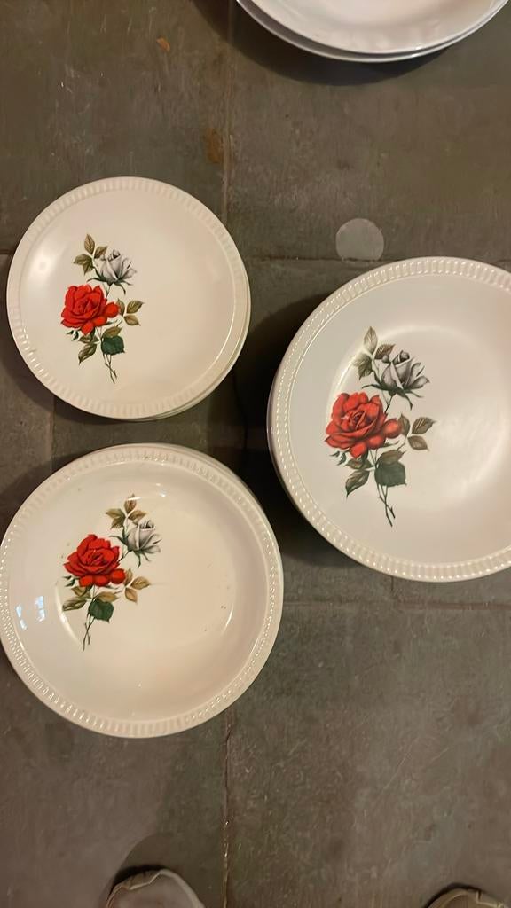 Assiettes Boch en forme de rose rouge, Enlèvement