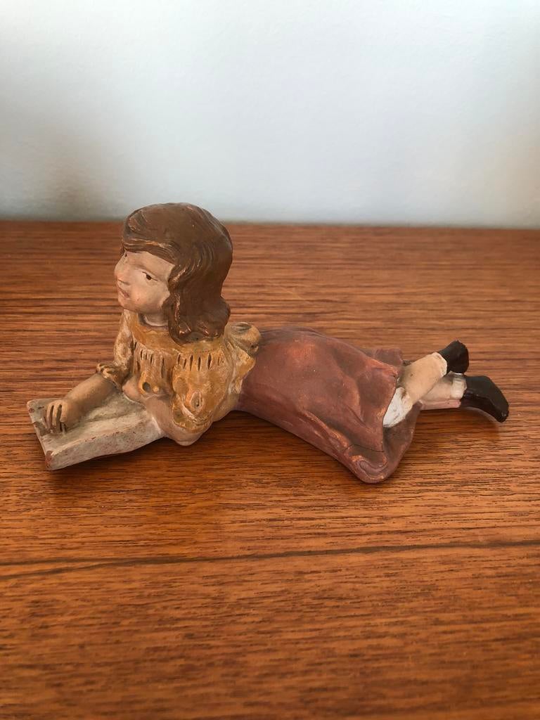 Sympathiek beeld liggend meisje. Keramiek., Ophalen