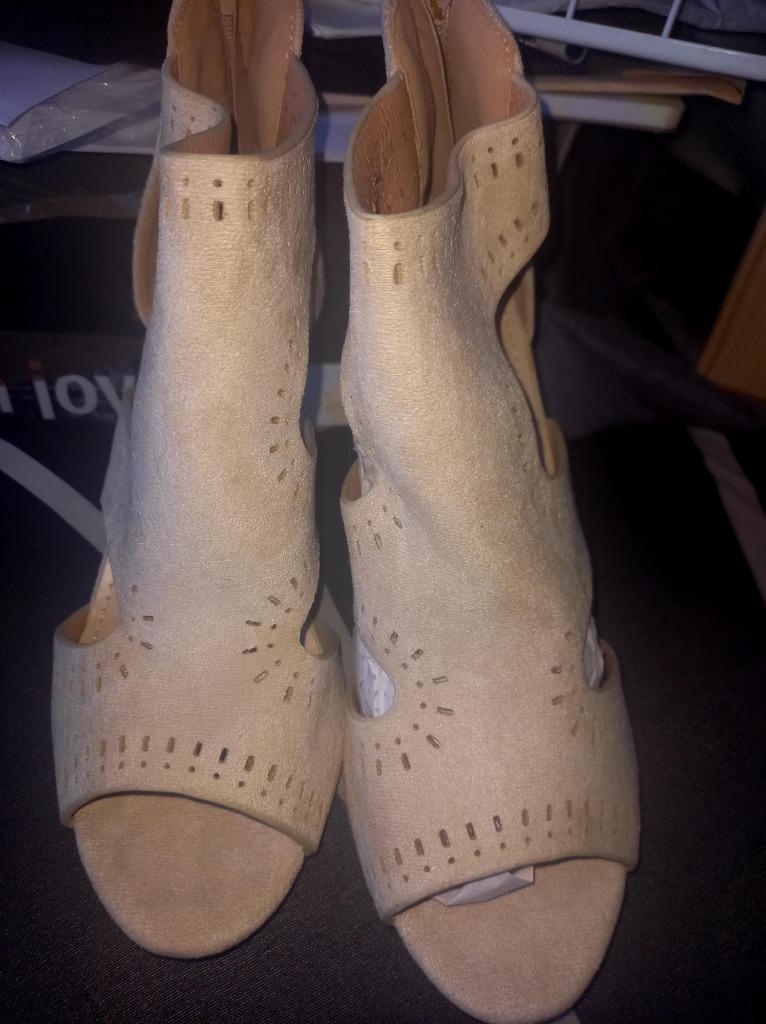 chaussures femme  beige ouverte neuves pointure 38, Neuf, Enlèvement ou Envoi, Beige, Chaussures à haut talons