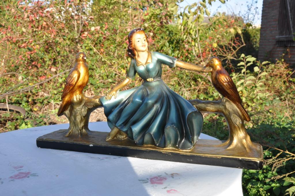 statue en plaque année 50 " dame aux pigeons" signé moderna, Enlèvement ou Envoi