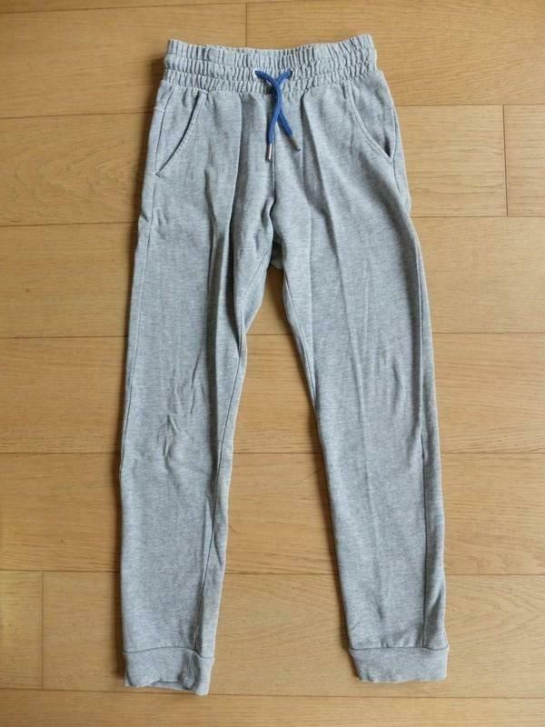 Grijze jogging broek Hema Maat 134/140 (jongen), Pantalon, Garçon, Enlèvement ou Envoi, Comme neuf