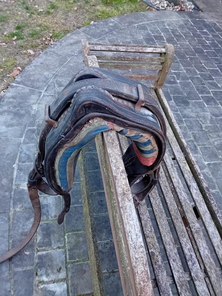 Antiek paardenzadel voor kar, Ophalen