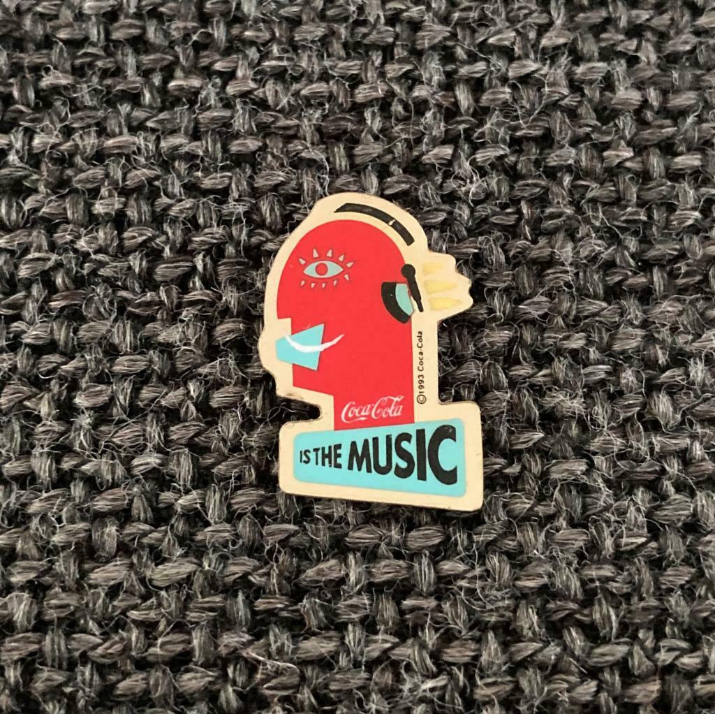 PIN - COCA COLA IS THE MUSIC, Envoi, Utilisé, Marque, Insigne ou Pin's