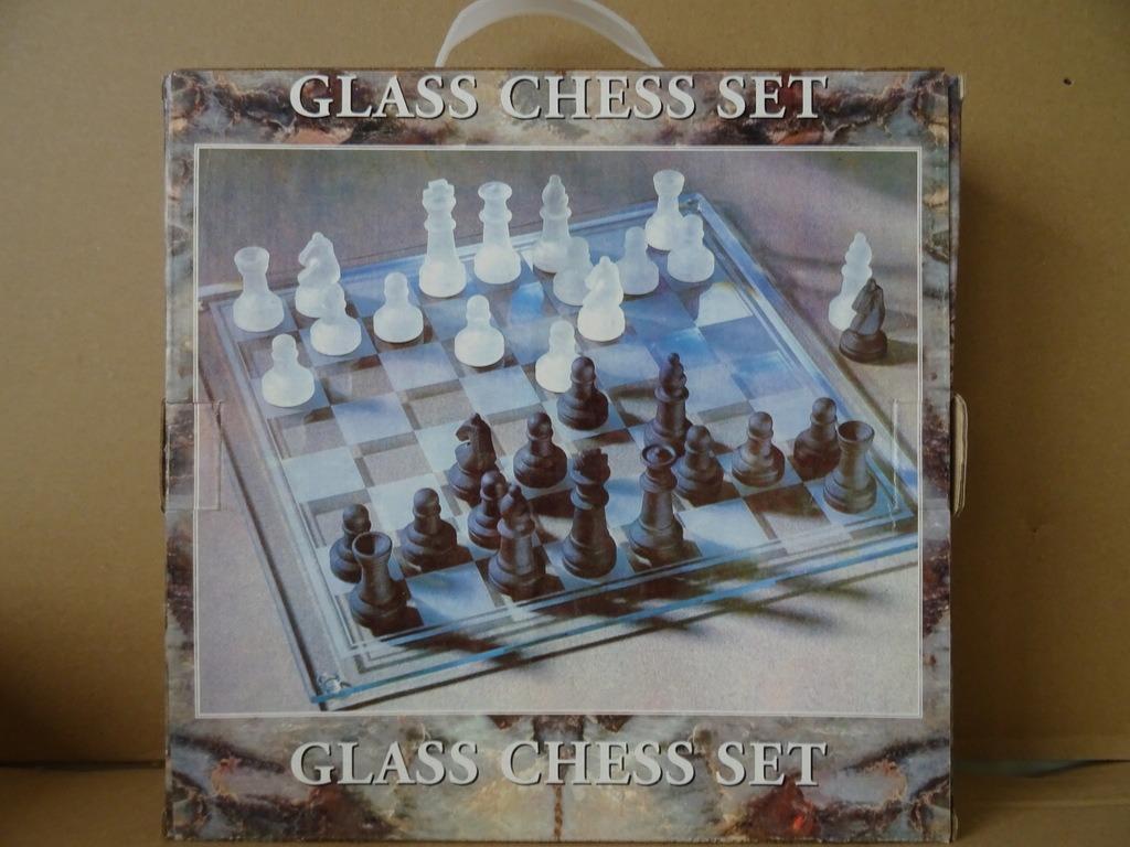 Schaakspel glazen schaakspel Glass chess set nieuw in doos, Een of twee spelers, Ophalen of Verzenden, Nieuw, Reisspel