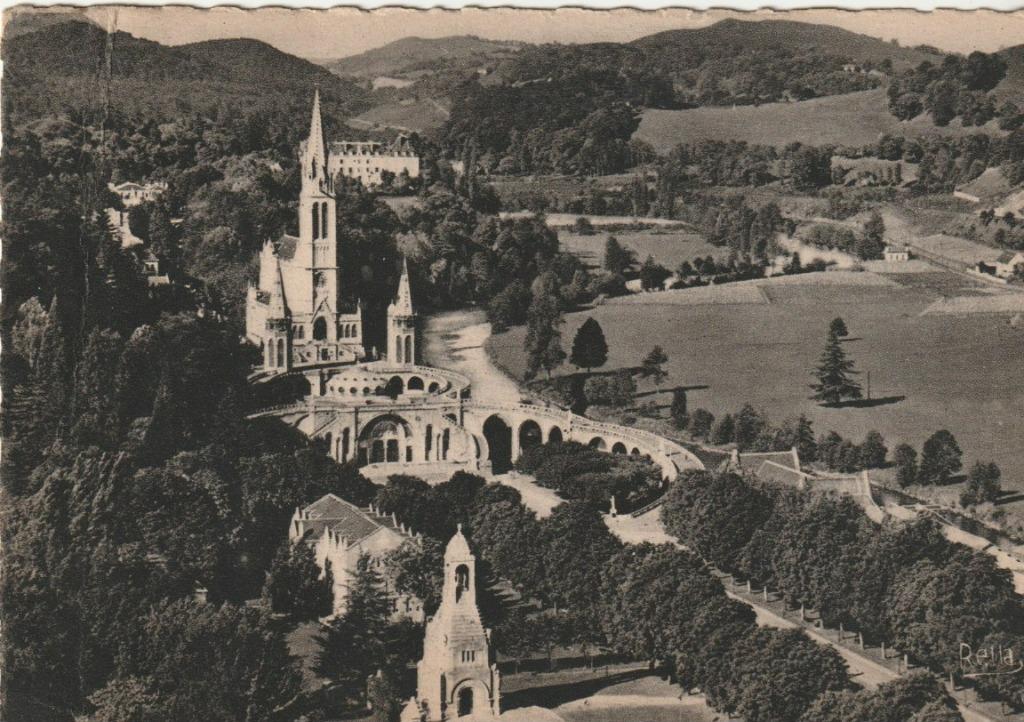 LOURDES     LA BASILIQUE VUE DU DONJON DU CHATEAU-FORT   CAR, Ophalen of Verzenden, 1940 tot 1960, Gelopen, Frankrijk