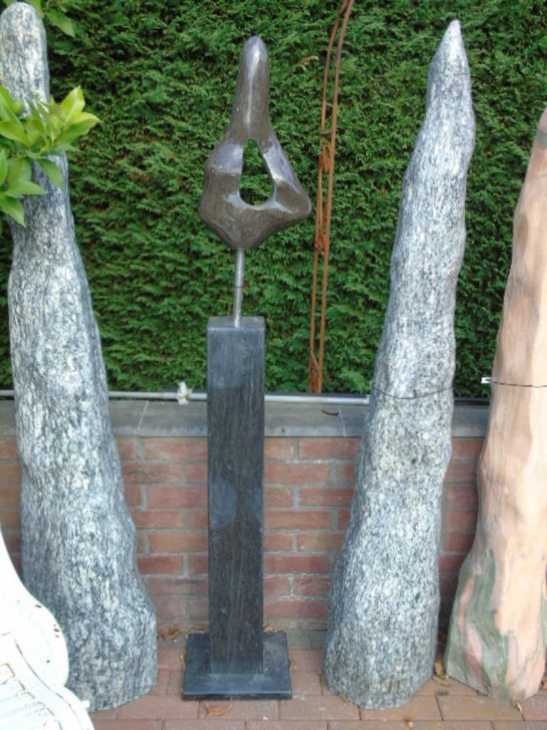 Stenen beeld, een monoliet uit de mis gesneden op een statie, Tuin en Terras, Grind, Keien en Split, Nieuw, Overige typen, Zwart
