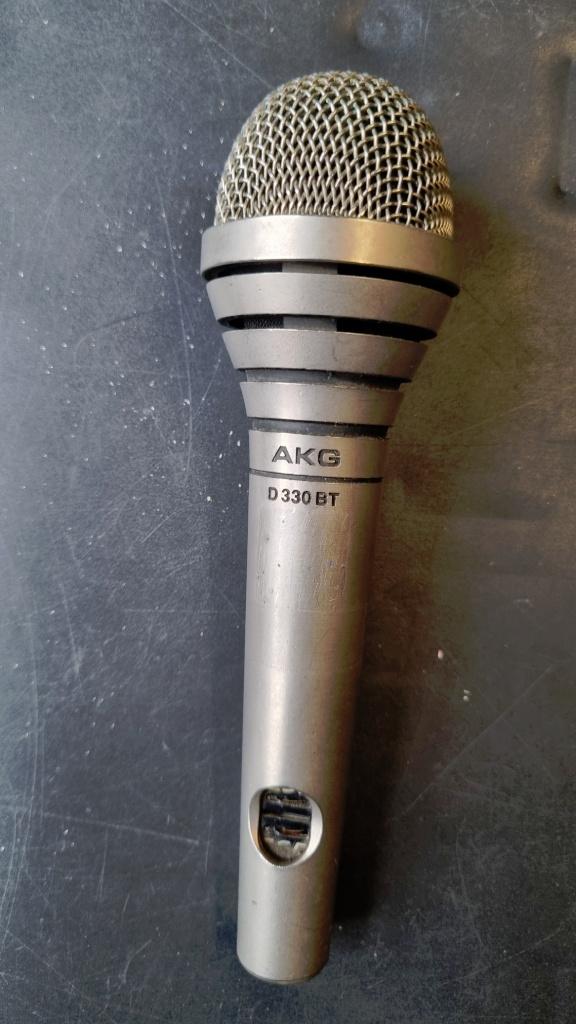 Microphone hypercardioïde AKG D330 BT vintage Années 1970, Musique & Instruments, Enlèvement ou Envoi, Utilisé, Micro chant, Sans fil