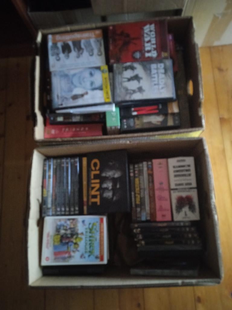 2 bananendozen met films..tv series en boxen..., Cd's en Dvd's, Ophalen, Zo goed als nieuw