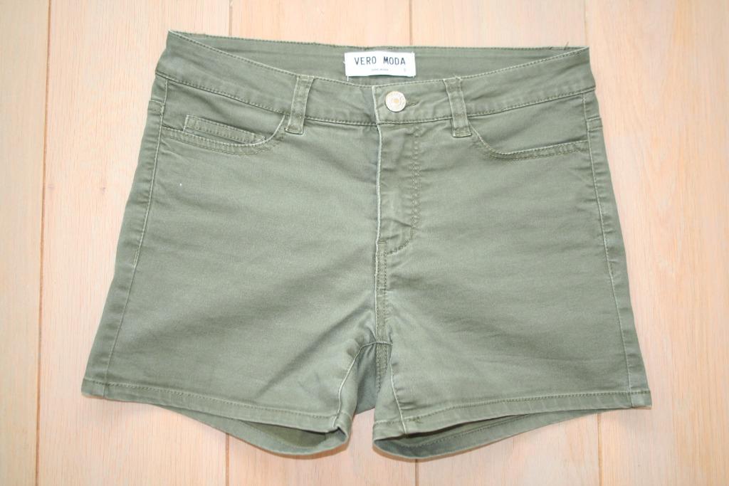 Short kaki Vero Moda - taille petit, Enlèvement ou Envoi, Taille 36 (S), Comme neuf, Courts