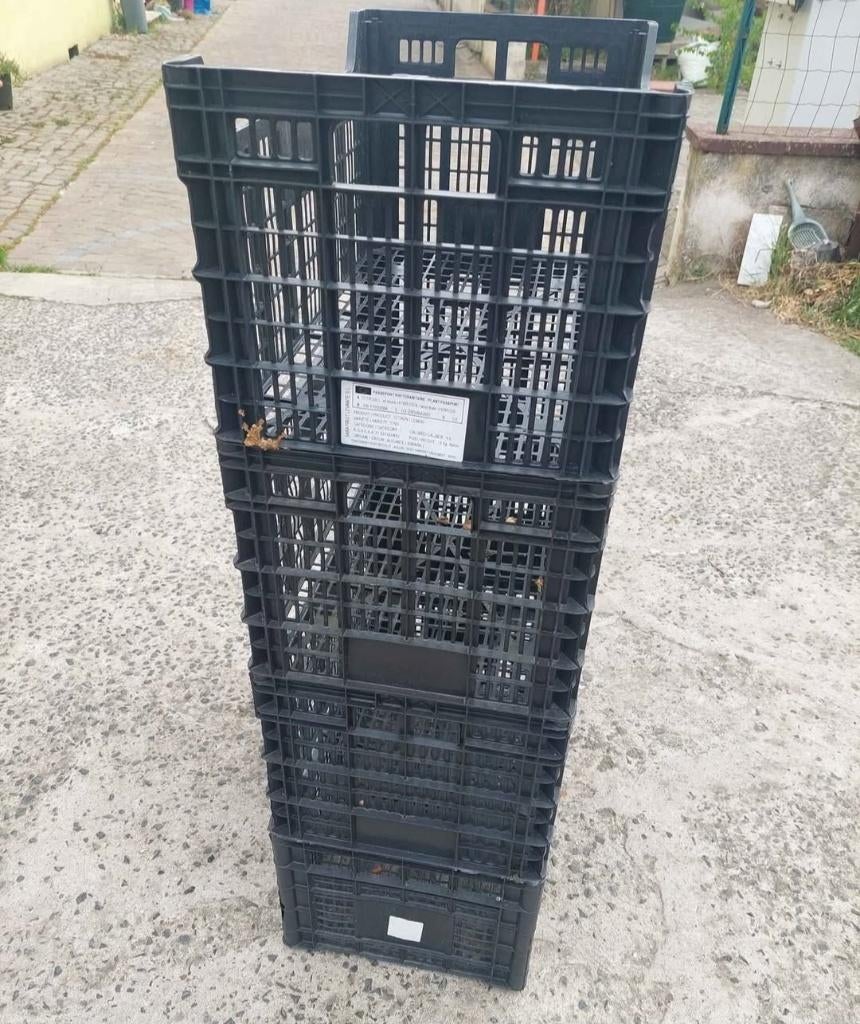 Caisses plastique tre bon etat empilable a ransart prix 2,5, Enlèvement, Comme neuf