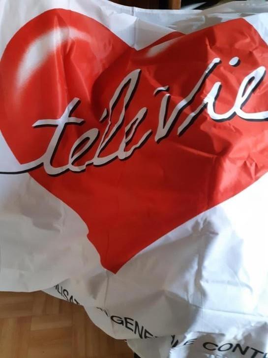 CD et drapeau du TElEVIE, CD & DVD, Enlèvement, Neuf, dans son emballage