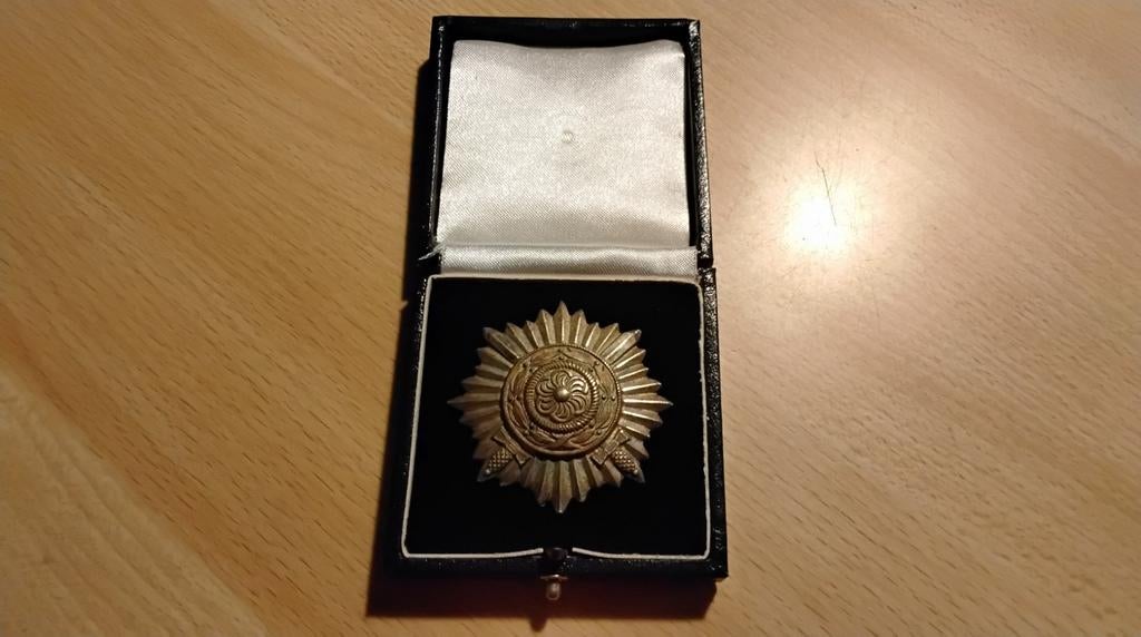 Ostvolker met zwaarden, Verzamelen, Militaria | Tweede Wereldoorlog, Ophalen of Verzenden