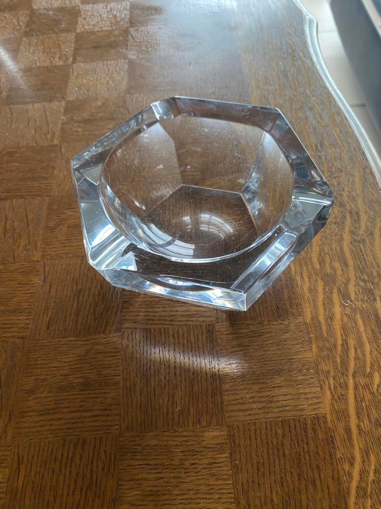 Cendrier en cristal, Enlèvement