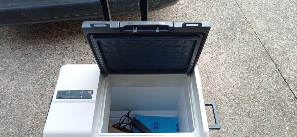 Frigo box xl jamais utilisé grande capacité avec sont moteu, Enlèvement