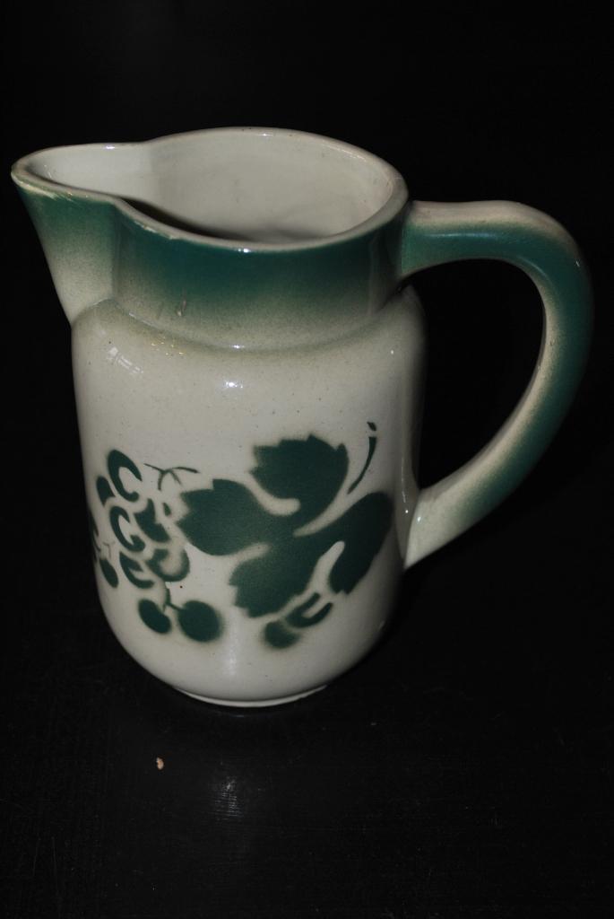 Pichet pot à lait faïence décor stylisé vert raisin VINTAGE, Antiek en Kunst, Antiek | Keramiek en Aardewerk, Ophalen of Verzenden