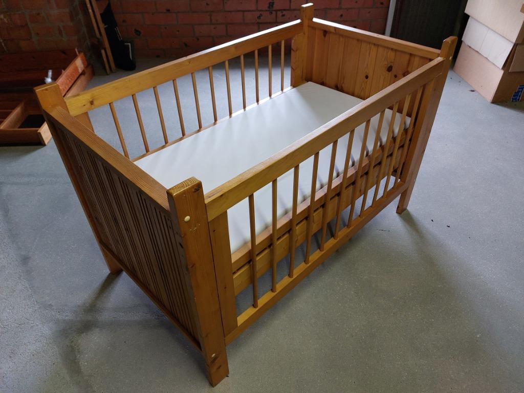 Massief grenen kinderbedje met nieuwe matras, Ophalen, 70 tot 85 cm, Zo goed als nieuw, Minder dan 140 cm