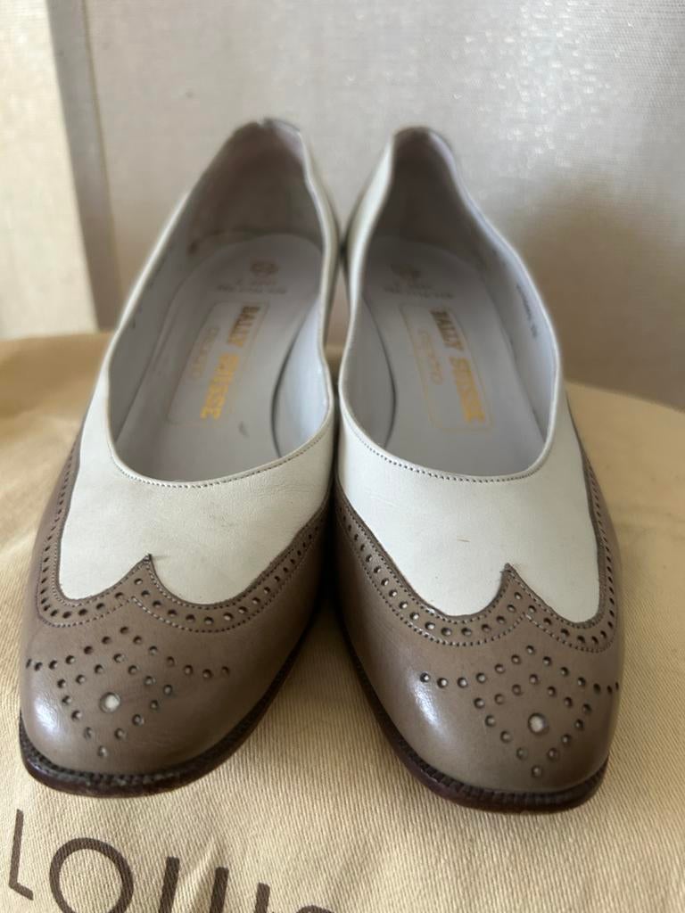 Bally pumps kleine hak 4cm leer tweekleurig Uk4 EU37, Ophalen of Verzenden, Zo goed als nieuw, Pumps