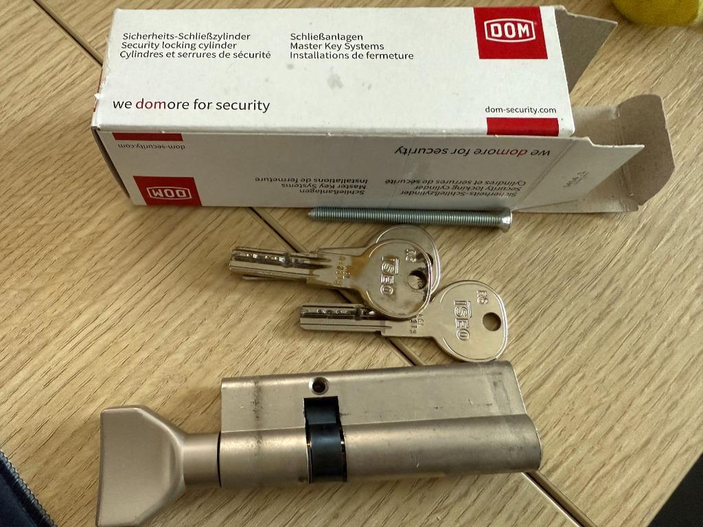 2 DOM gebruikte Veiligheidssloten, Ophalen of Verzenden, Gebruikt, IJzer, Slot