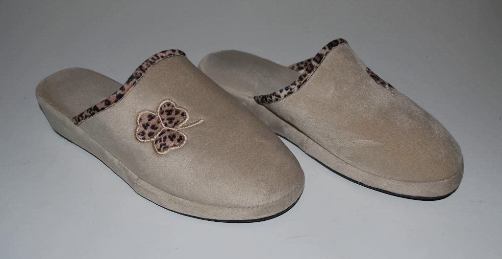 Mooie beige damsespantoffels maat 40, Verzenden, Beige, Nieuw, Pantoffels of Sloffen