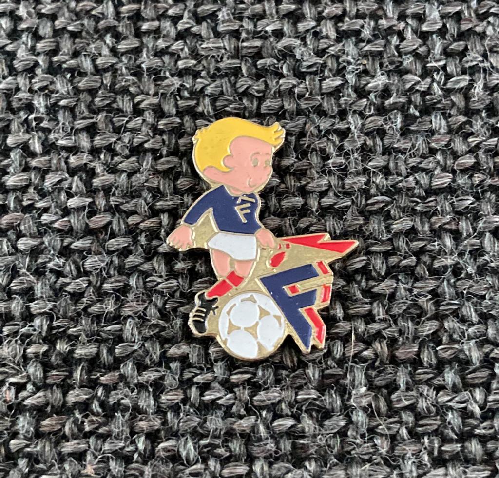 PIN - VOETBAL - LE FOOT - FOOTBALL - FRANCE - FRANKRIJK, Envoi, Utilisé, Sport, Insigne ou Pin's