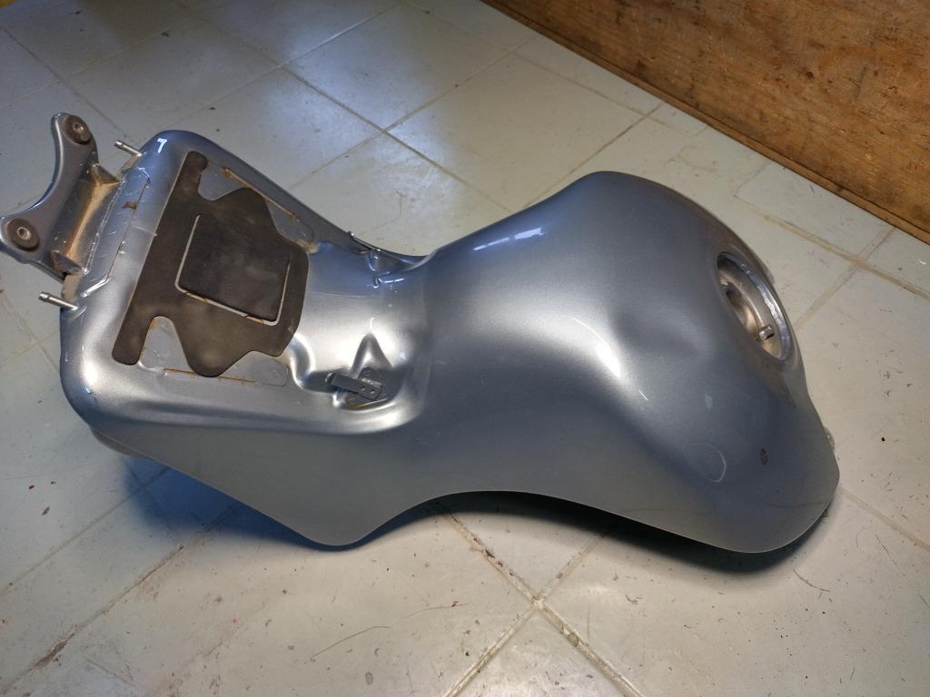 kawasaki gtr 1400  van '07-'10 benzinetank met deuk, roestvr, Enlèvement ou Envoi, Utilisé