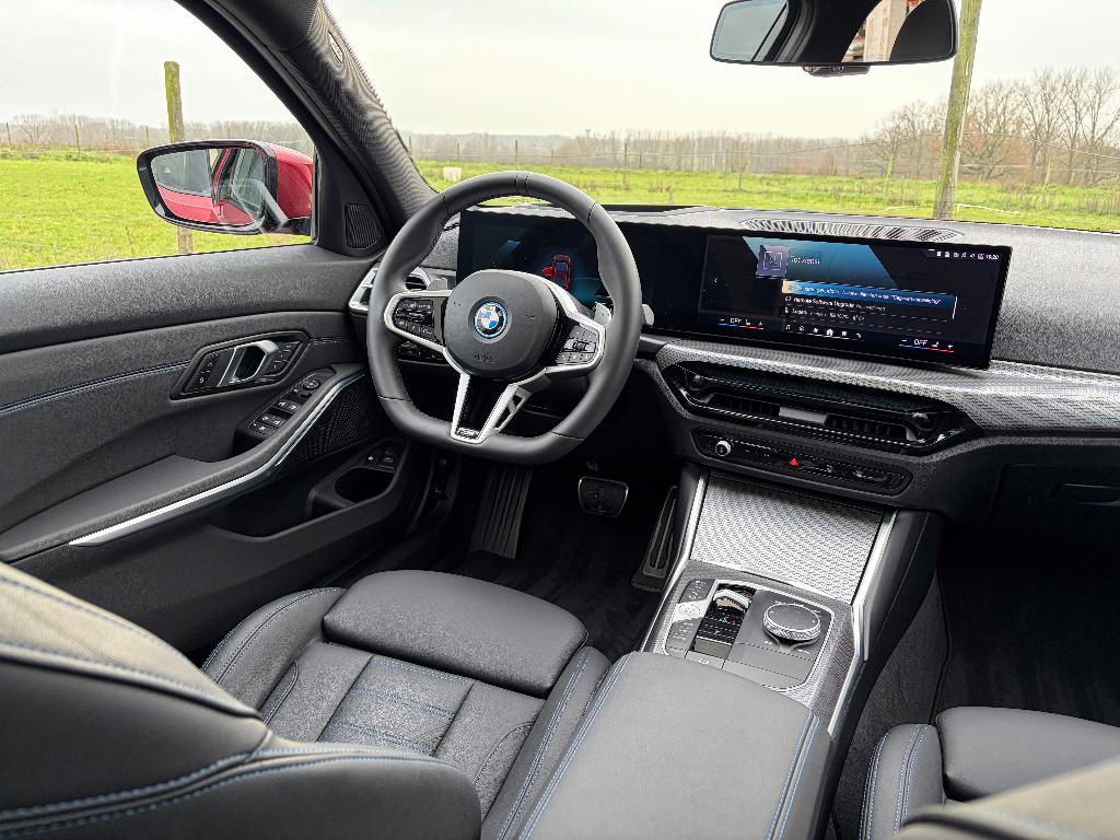 BMW 330e - 2024 - 11.474km - Facelift 2 - M-sport, Auto's, BMW, Automaat, Achterwielaandrijving, 4 cilinders, Leder