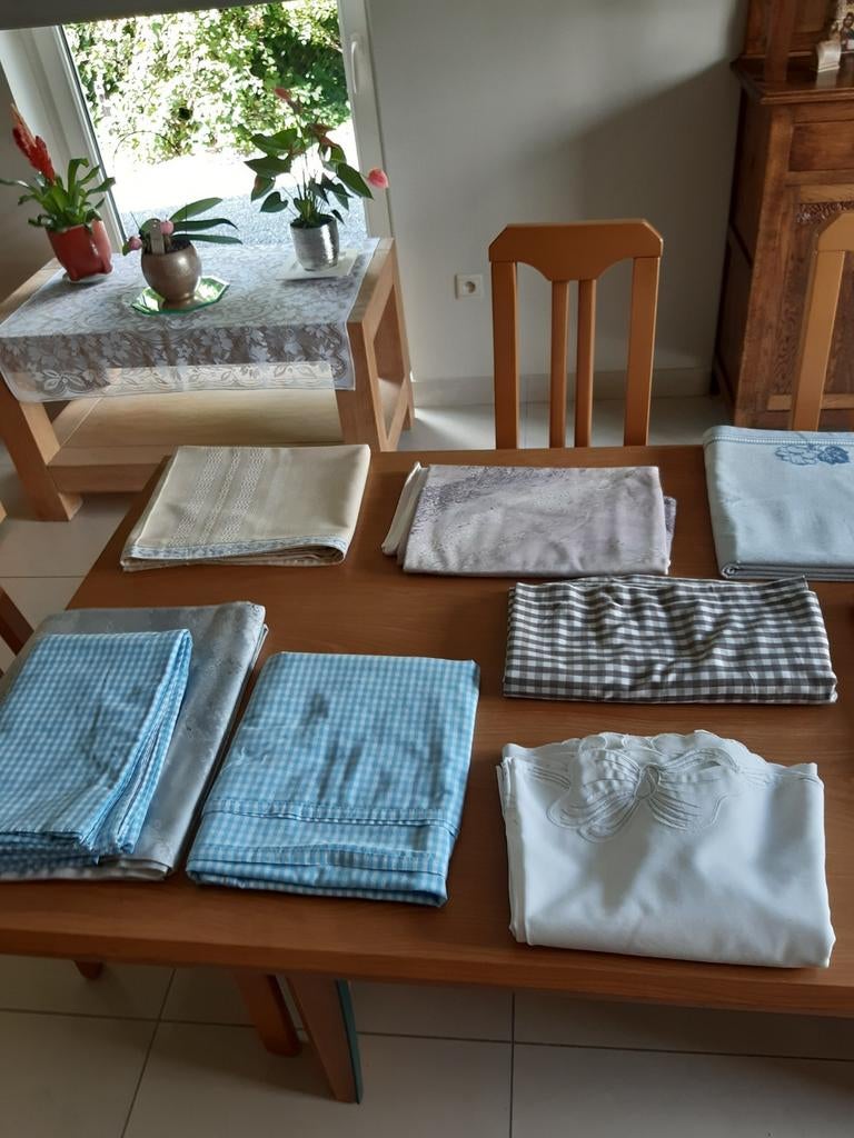 17 nappes et 4 serviettes en tissu et brodées., Enlèvement ou Envoi, Comme neuf