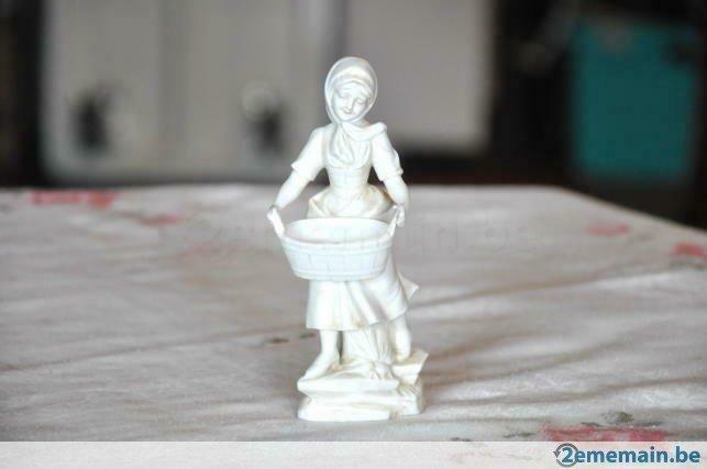 statuette blanche en biscuit porteuse de panier