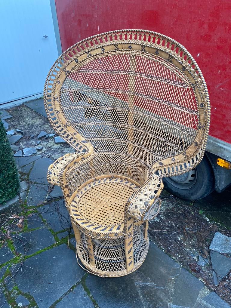 Tres jolie chaise Emmanuelle en tres bon etat, Enlèvement