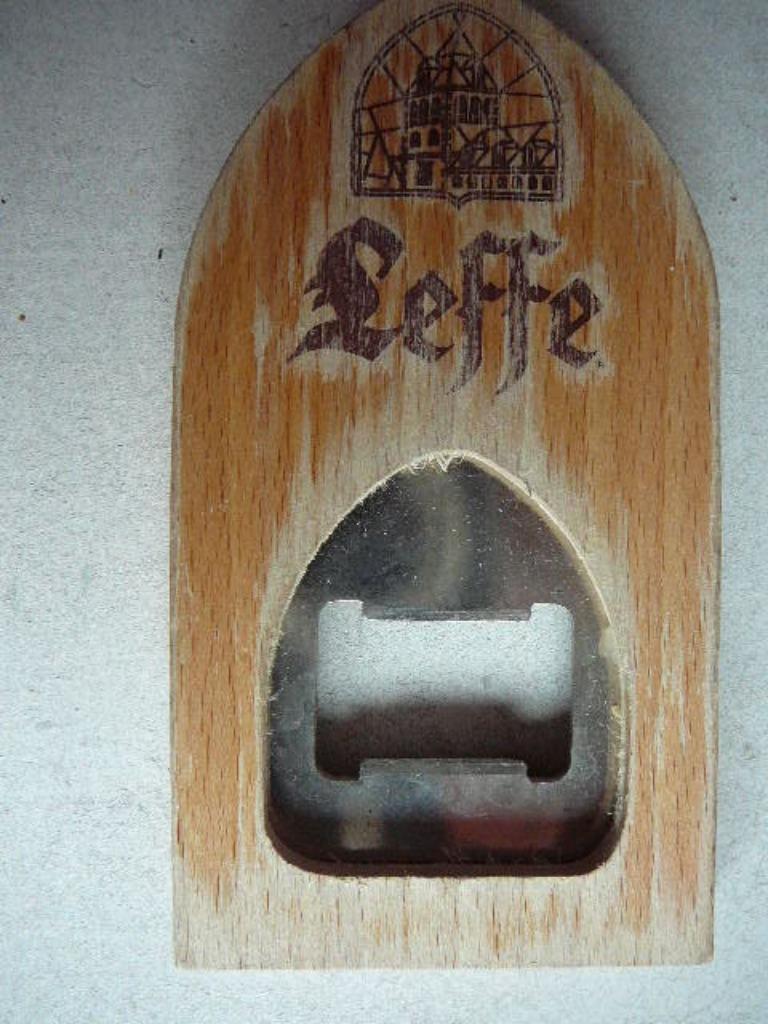 Ouvre-bouteille Leffe utilisé en bois et en métal, Enlèvement ou Envoi, Utilisé, Ouvre-bouteille, Leffe