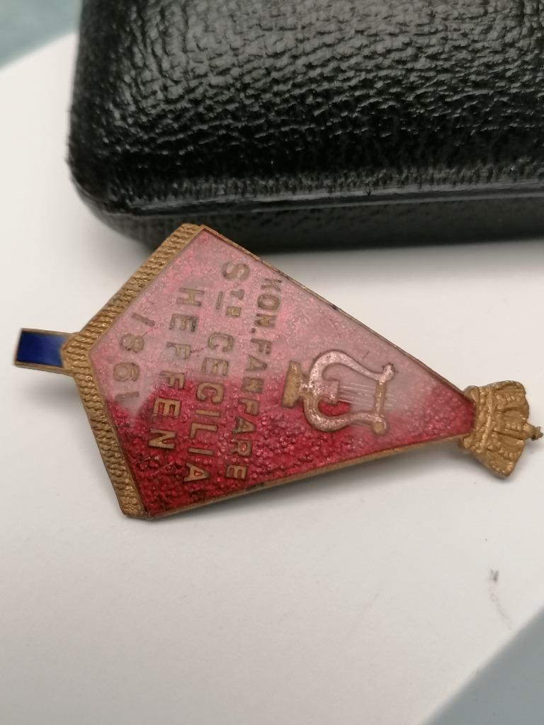 Vintage broche kon. Fanfare st. Cecilia Heffen, Verzenden