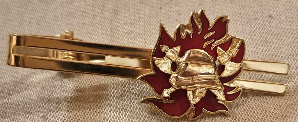 Pince à cravate Fire Brigade dorée NEUVE
C'est un millésime, Enlèvement ou Envoi, Comme neuf