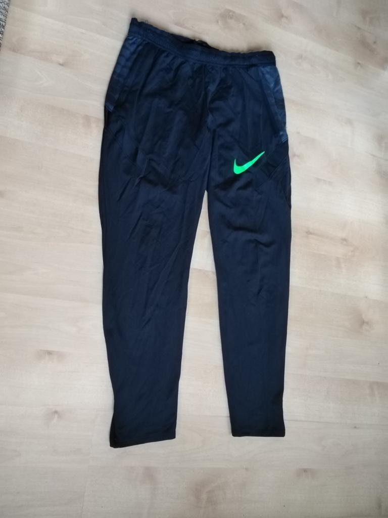 Trainingsbroek Nike met groen Nike teken, Maat 48/50 (M), Zwart, Nike, Ophalen of Verzenden