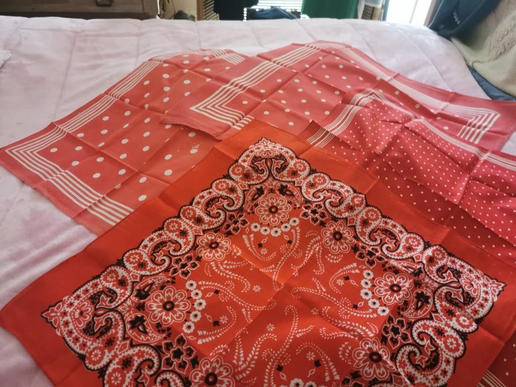4 foulards anciens, Enlèvement ou Envoi, Utilisé