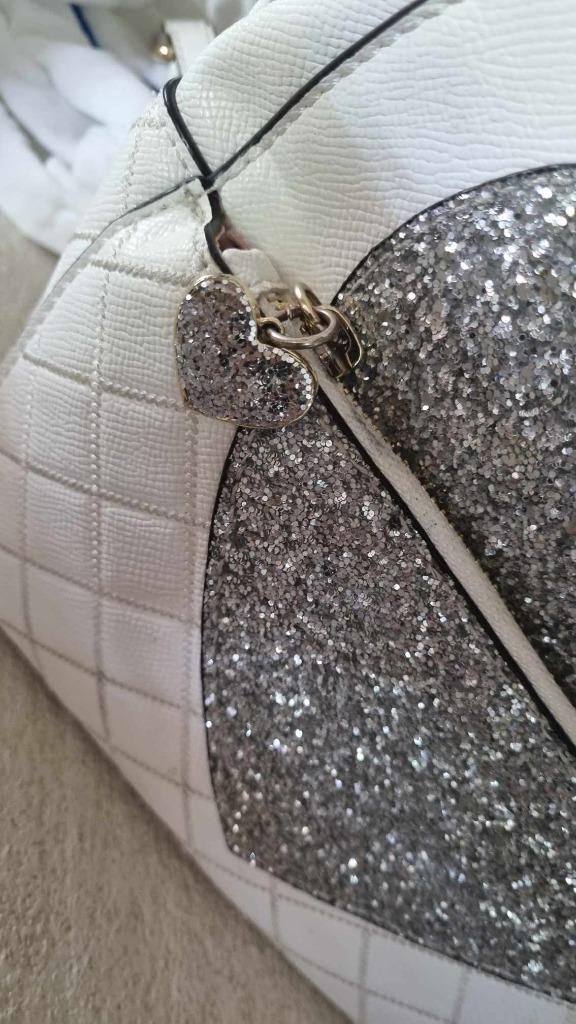 Beige gewatteerde rugzak van Guess met groot hart met zilver, Overige merken, Verzenden, 25 tot 40 cm, Zo goed als nieuw