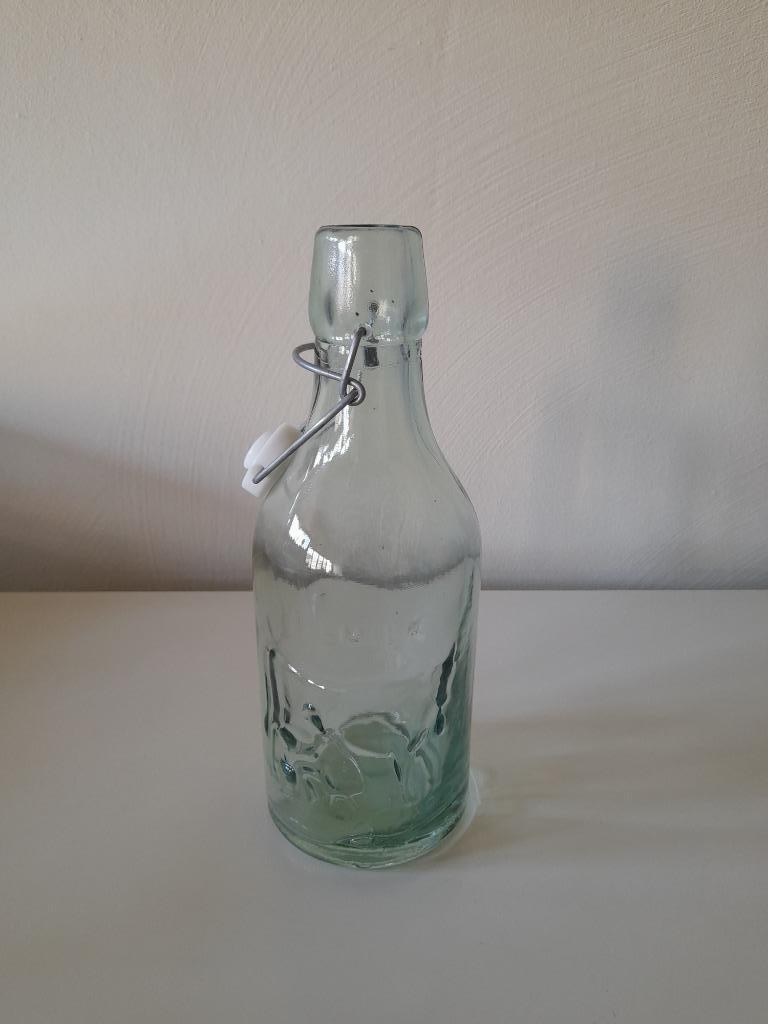 Brocante - bouteille de lait ancienne avec relief ; scène pa, Enlèvement