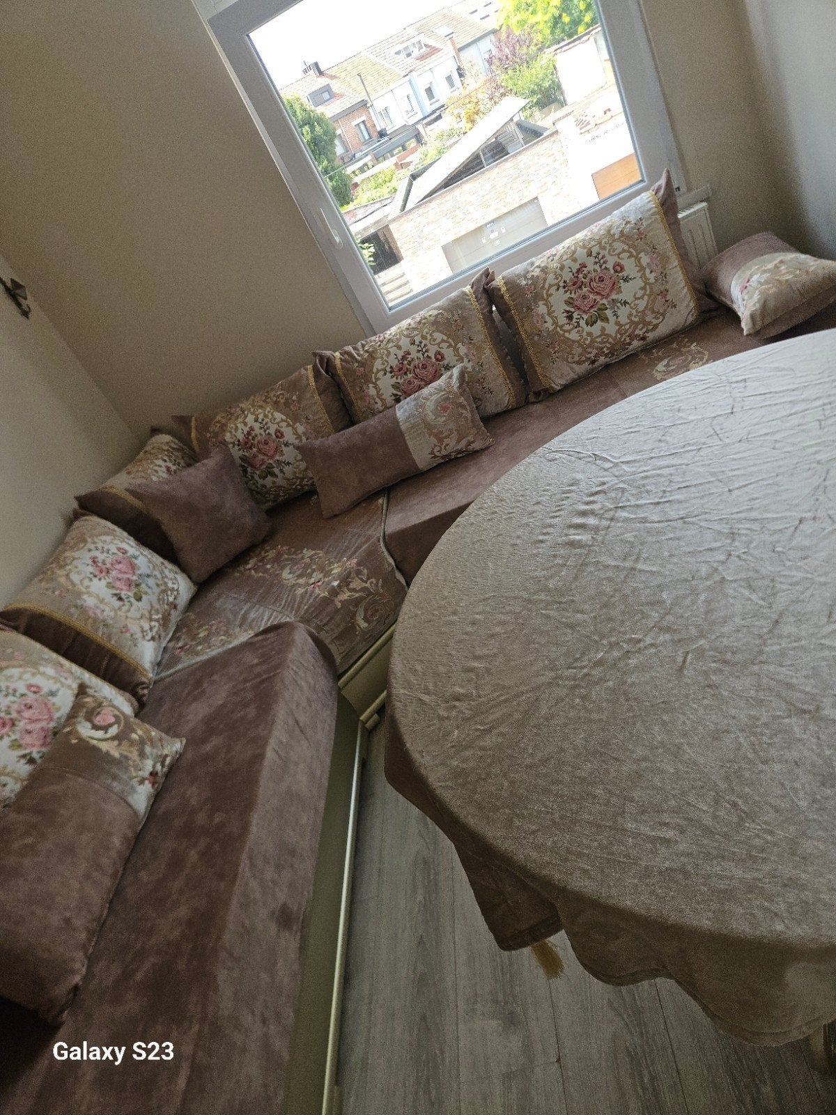 marokkaanse zetles "sdari " met tafel en gordijnen, Ophalen