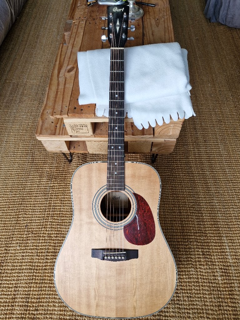 Cort acoustic guitar (w/ bag & capo), Enlèvement, Utilisé, Avec valise