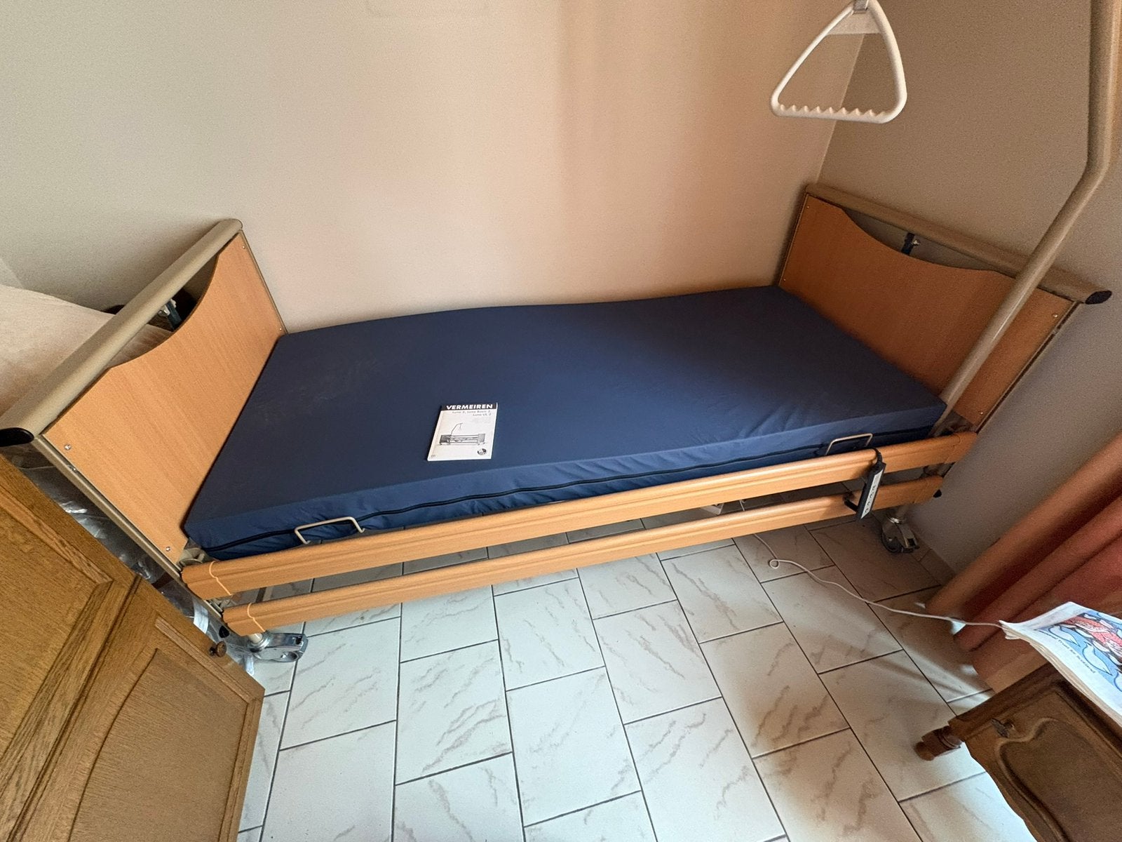 Lit medicalisé comme neuf, Ophalen, Zo goed als nieuw, Eenpersoons, 200 cm