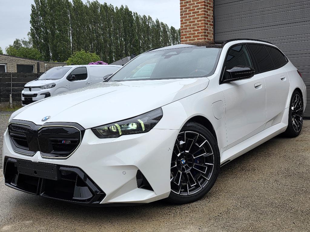 BMW M5 Touring - V8 - 5.000 KM - ALS NIEUW - AKRAPOVIC, Auto's, Wit, Leder, Hybride Elektrisch/Benzine, Dealer onderhouden