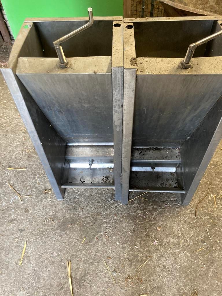 2 eetbakken voor schapen geiten  varkens in inox