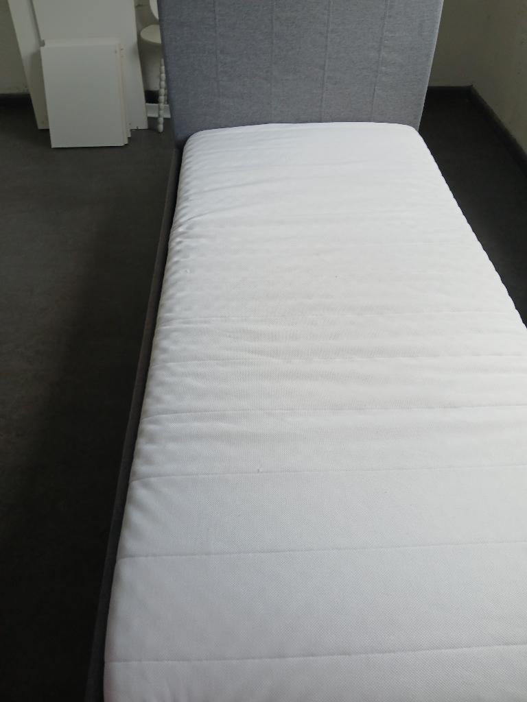Lit 90x190 gris clair avec matelas comme neuf, Ophalen, 85 tot 100 cm, Zo goed als nieuw, Matras
