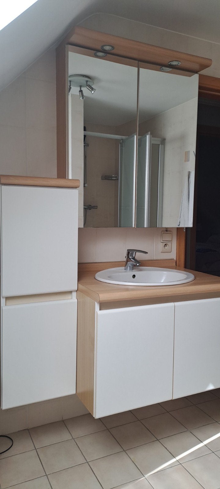 meuble de salle de bain avec douche, baignoire et toilettes, Maison & Meubles, Salle de bain | Meubles de Salle de bain, Enlèvement