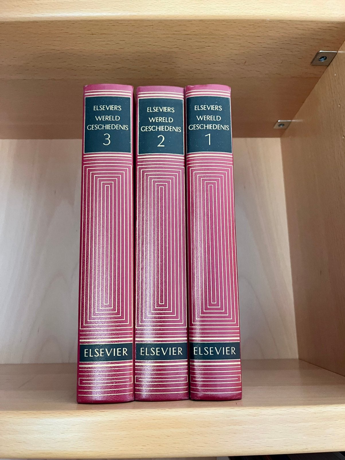 Drie delen Elsevier wereldgeschiedenis, Boeken, Encyclopedieën, Ophalen, Gelezen