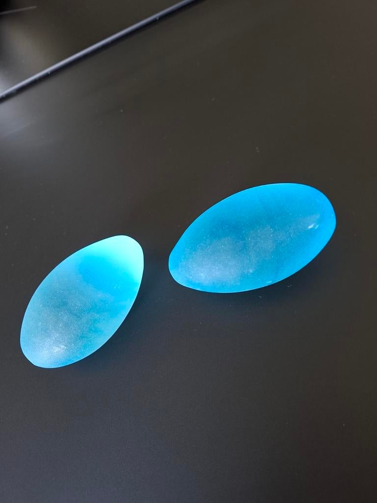 Twee glazen eieren, blauwe hals. Uitstekende conditie., Ophalen of Verzenden