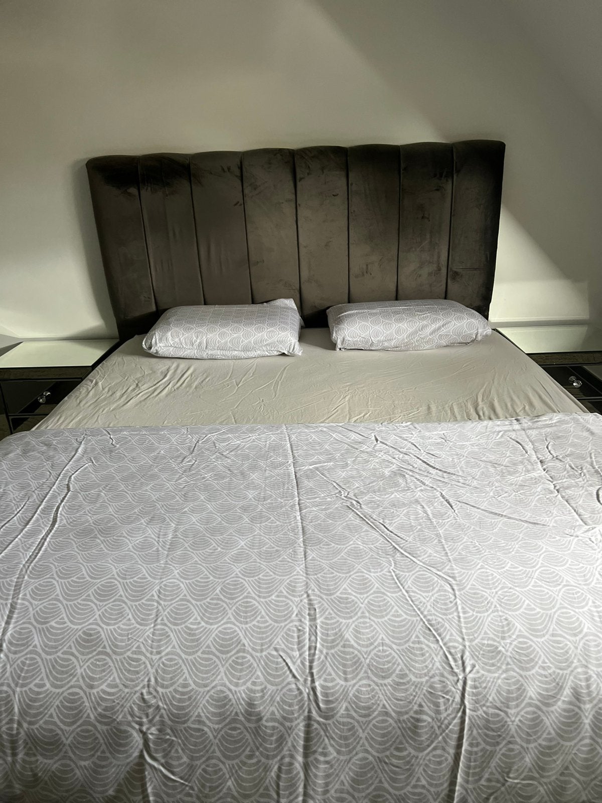 Grijze boxspring 1m60, Huis en Inrichting, Ophalen, Zo goed als nieuw