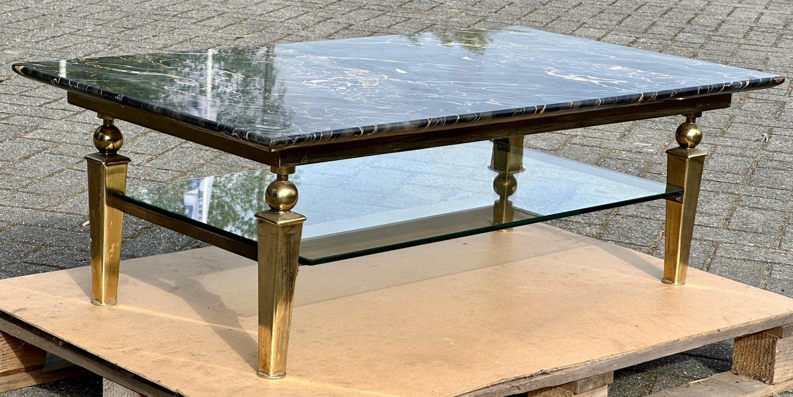 Vintage salontafel met echt marmeren blad en glazen legplank, Huis en Inrichting, Tafels | Salontafels, Ophalen, Gebruikt