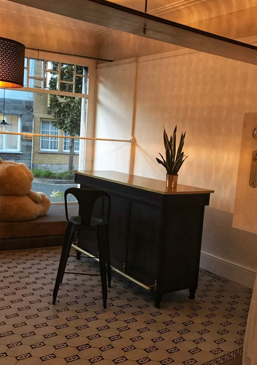 Hip zwart barmeubel met messing gouden accenten, Huis en Inrichting, Barren, Ophalen, Gebruikt