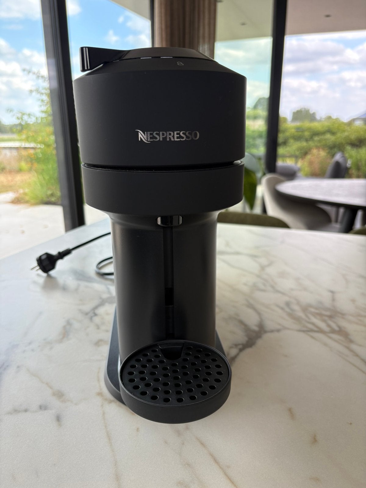 Nespresso Vertuo Next Matt Black, Machine à espresso, Réservoir d'eau amovible, Dosettes et capsules de café, Comme neuf